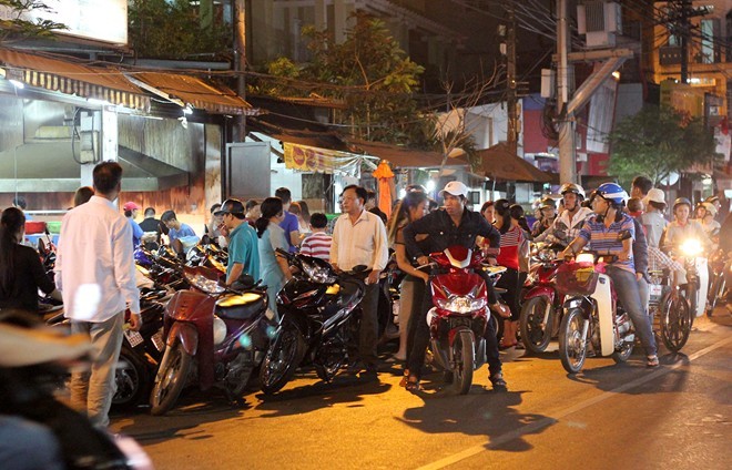 Sài Gòn: Xếp hàng chờ để được nhậu đầu năm