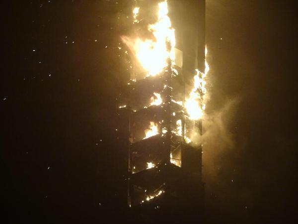Dubai: Tháp ‘Đuốc’ cháy dữ dội