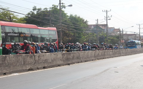 Tránh mồng 5, dòng người đổ về TP.HCM sớm