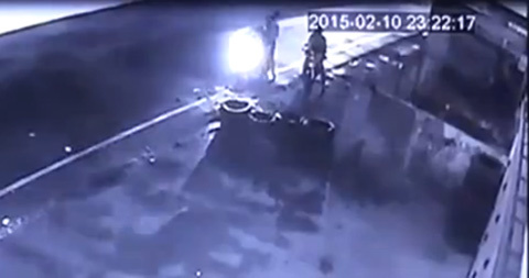Thanh niên gục xuống đường sau khi bị cướp tấn công