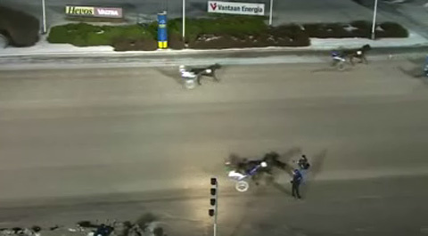 Tai hoạ với nhiếp ảnh gia tại trường đua