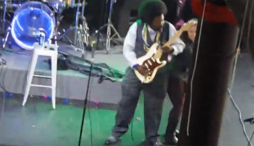 Fan nữ lên sân khấu bị đấm vỡ mặt