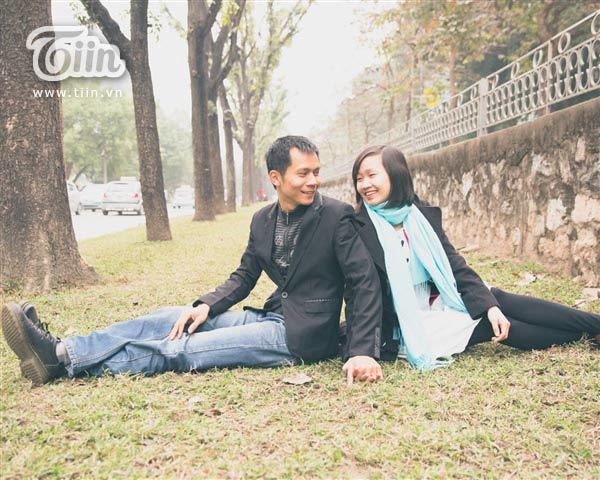 Chuyện tình 8 năm yêu chậm, hôn sâu… rơi dép, đổ cả xe máy