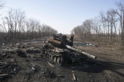 Vũ khí hạng nặng vẫn chưa được rút khỏi đông Ukraina