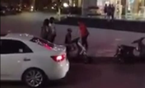 Chàng trai quỳ trước mẹ người yêu ở Hà Nội gây xôn xao