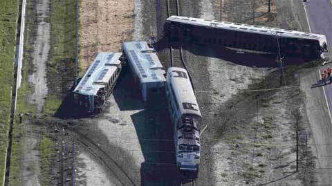 Tàu hỏa đâm xe tải, hàng chục người bị thương