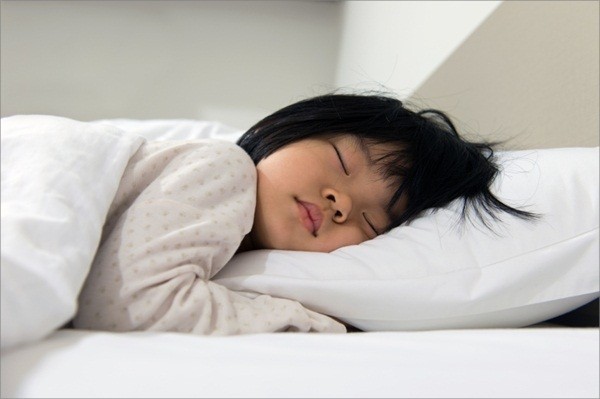 6 mẹo giúp bé chuyển từ ngủ ở cũi sang giường