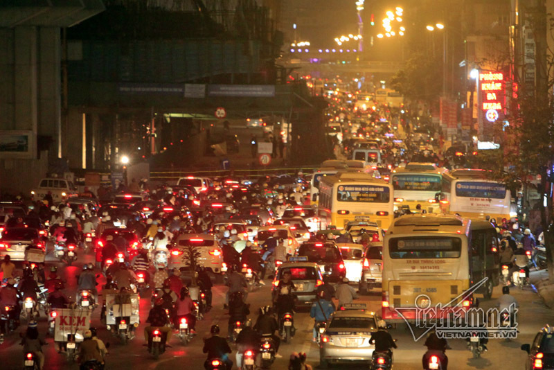 Ùn tắc kéo dài: Hà Nội chỉ đạo tháo rào chắn