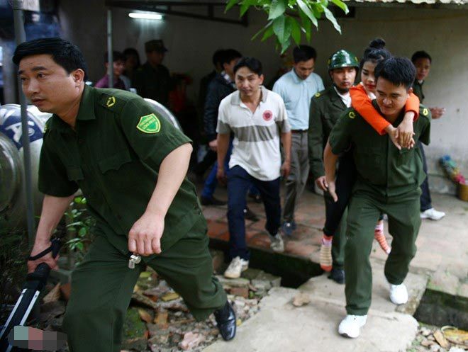 'Bóc mẽ chiêu bán nhà tặng đất'