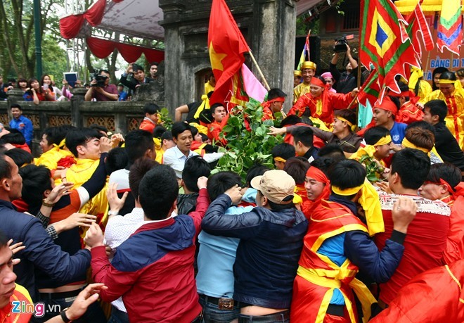 Lễ hội đầu năm: Tràn ngập hình ảnh “Người Việt xấu xí”