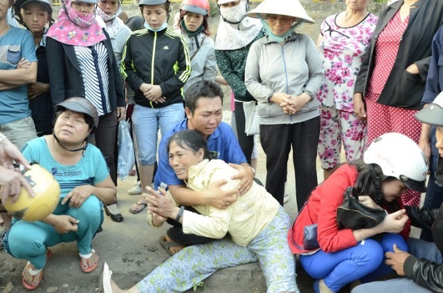 Mẹ khóc ngất bên thi thể con gái bị xe tải cán ngang người