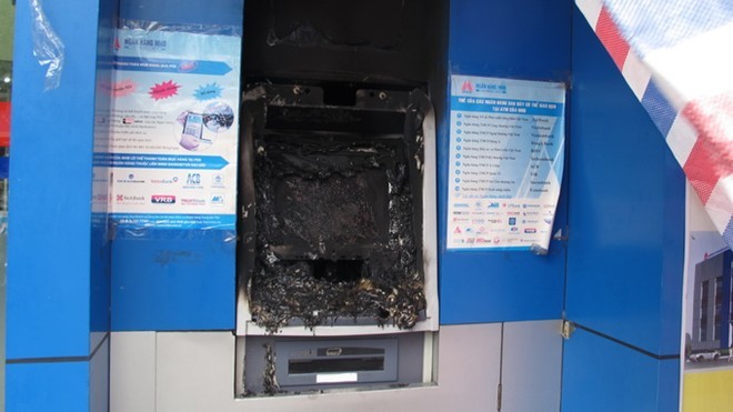 Dùng máy hàn, cắt phá ATM cướp tiền tỷ