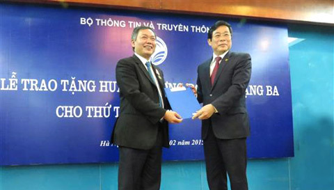 Thứ trưởng Trần Đức Lai nhận Huân chương Độc lập hạng Ba
