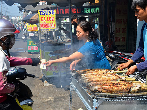 Cá lóc, lợn quay, vé số... cháy hàng nhờ vía Thần Tài