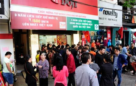 Xếp hàng săn ‘Dê vàng’ DOJI ngày Thần Tài