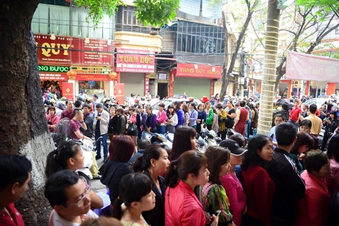 thời sự trong ngày, hội xuân Yên Tử, mua vàng, ngày Thần tài, bắt người mẫu, Trang Trần, nổ súng