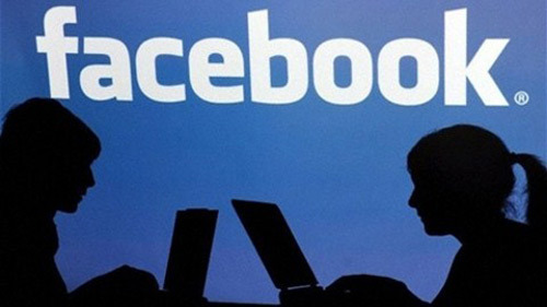 Anh ấy mê các cô gái trên Facebook hơn em