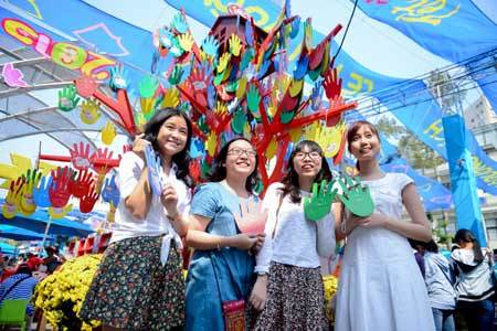 Trao gửi điều ước với 'Cây bàn tay yêu thương'