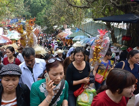 Hội Chùa Hương: Dâng cúng đồ mặn, ăn uống tràn lan nơi cửa Phật