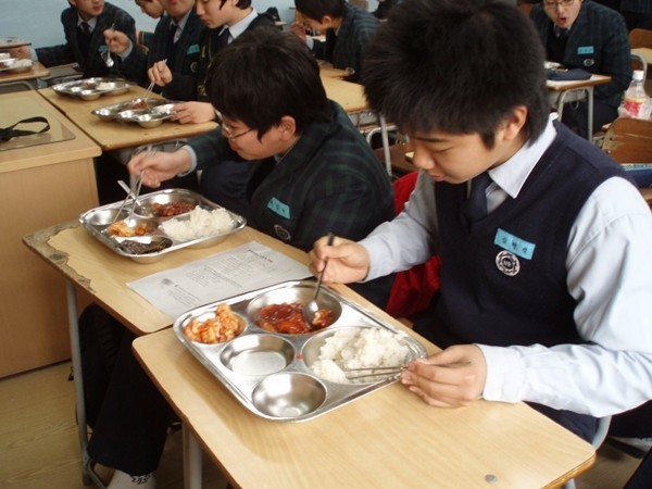 Những điều thú vị về bữa trưa ở trường của trẻ em Hàn Quốc