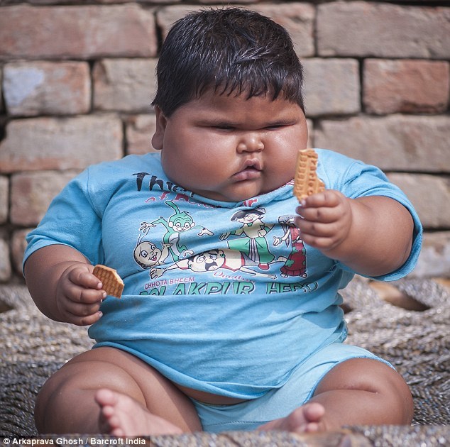 Ngắm bé gái 10 tháng tuổi nặng gần 20 kg