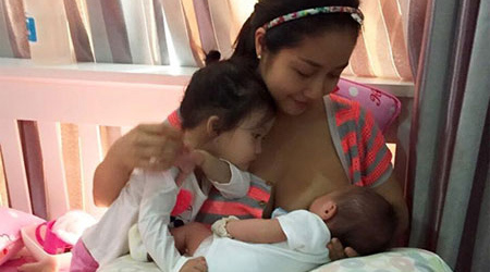 Ốc Thanh Vân khoe ảnh cho con bú