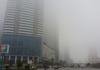 Giữa trưa, Hà Nội vẫn bị sương mù bao phủ