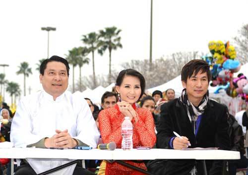HH quý bà Sương Đặng làm giám khảo thi áo dài cho trẻ Việt kiều
