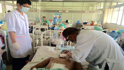 TP.HCM: Đi xe máy qua dây phơi bị cứa đứt khí quản