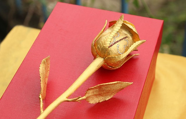 Đại gia Royce, Phantom tặng bạn gái bông hồng vàng ròng 250 triệu