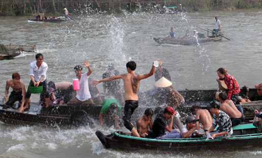 Cảnh ‘ném nước’ cầu an hiếm gặp trên sông Cần Thơ