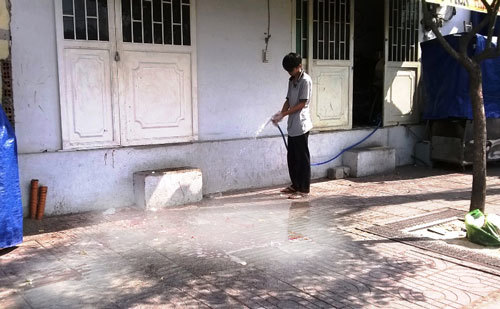 Nam thanh niên tự cắt cổ, tay sau va chạm giao thông