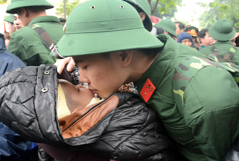 Bịn rịn tiễn tân binh lên đường nhập ngũ