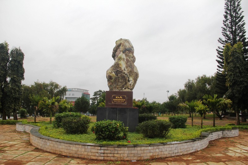 đá-đỏ, đá-quý, Quỳ-Châu, Gia-Lai, khai-thác, trăm-tỷ, bắt-giam, đá-cảnh, nghìn-tỷ