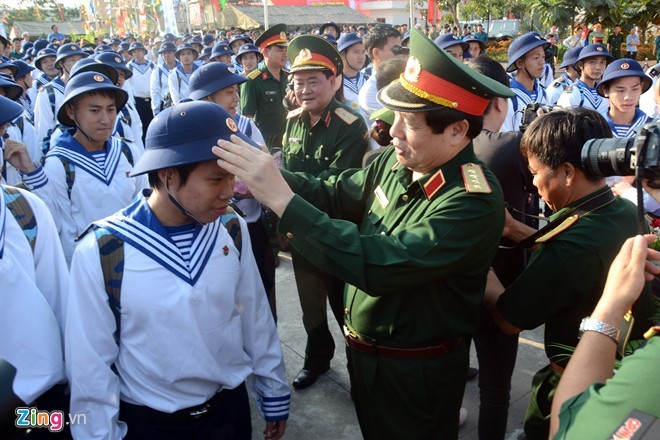 Bộ trưởng Quốc phòng chỉnh quân phục cho tân binh