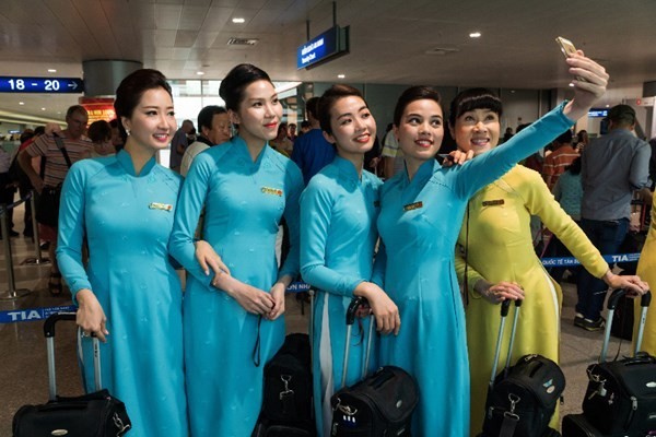 Đang yên đang lành, sao Vietnam Airlines phải đổi đồng phục?