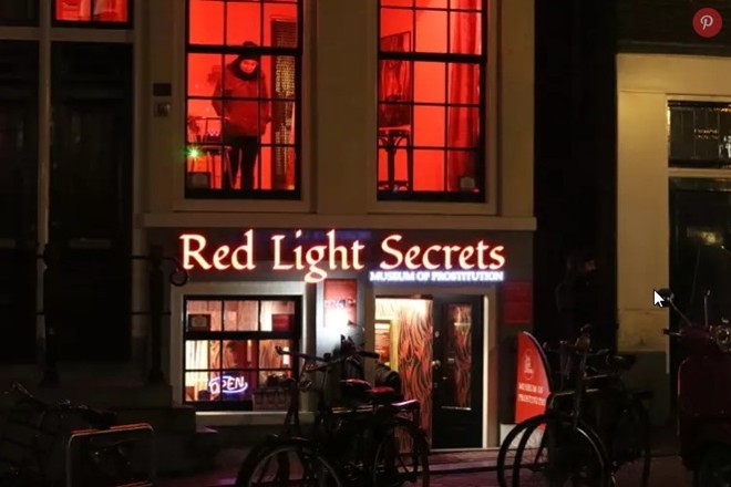 Cấm hút thuốc lá khi uống cà phê ở phố đèn đỏ Amsterdam