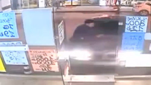 10 clip 'nóng': Ô tô đâm người xuyên qua cửa kính