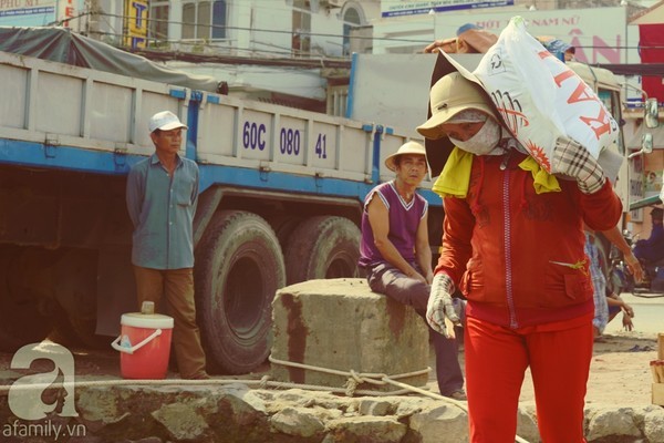 Ngày 8/3 không hoa hồng của một nữ cửu vạn