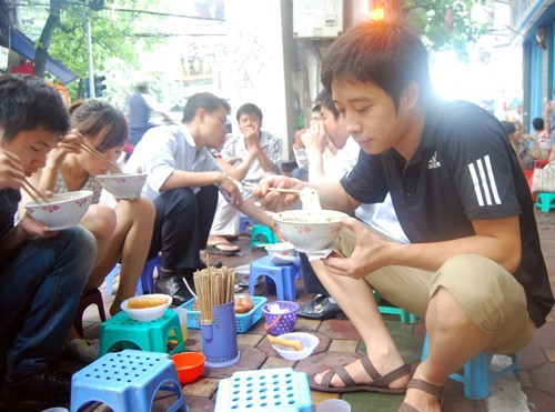 Xếp hàng, ăn đứng: Gu ăn uống khổ sở của người Hà Nội