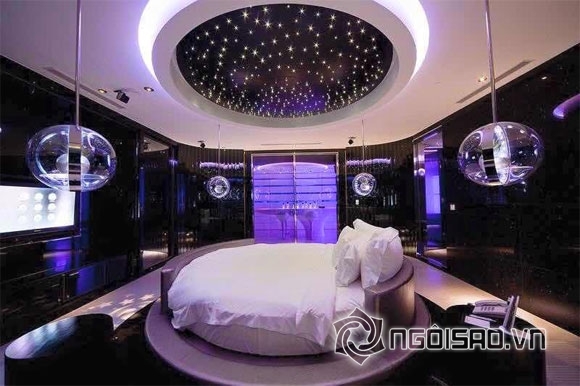 Đối thủ của Ngọc Trinh khoe gia tài giàu có