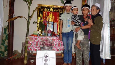 Trắng khăn tang trong ngôi nhà 3 trẻ mồ côi ngày Tết