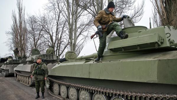 Kiev xác nhận quân nổi dậy đã rút vũ khí hạng nặng