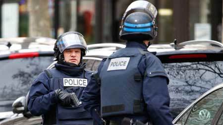Một nữ cảnh sát bị nghi dính líu vụ khủng bố Paris