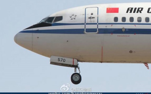 Máy bay TQ bị nghi mở cửa giữa không trung