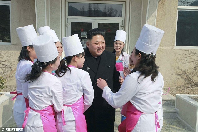 Kim Jong Un tặng mỹ phẩm cho phụ nữ nhân ngày 8/3