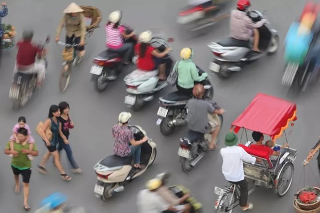 Khách Tây chia sẻ bí quyết sang đường ở Việt Nam