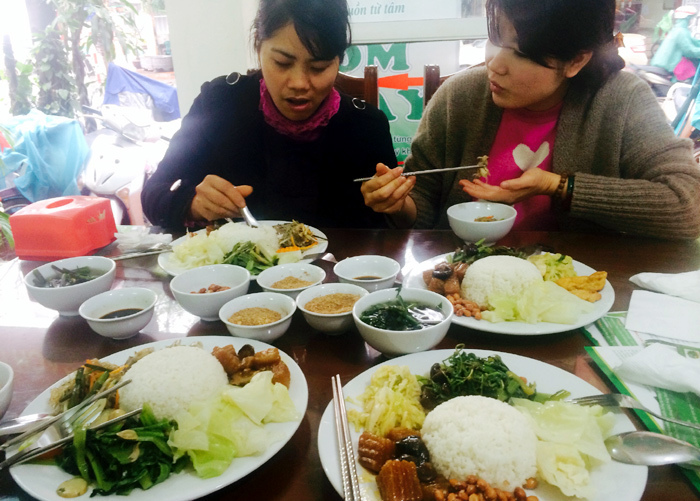 Công chức, dân nghèo Hà Nội đổ xô ăn tiệc chay miễn phí