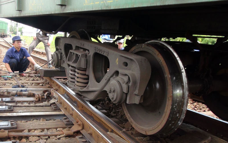 Tàu hỏa lại bị trật bánh, 3 toa bị nghiêng