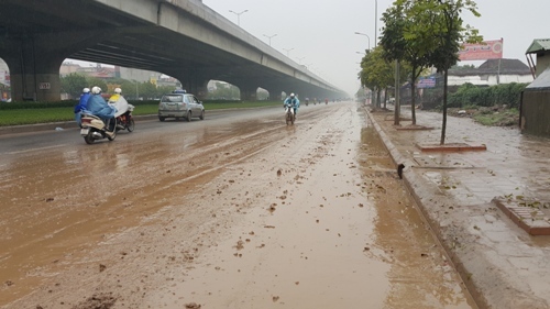 Đoạn đường ngập bùn đất ở HN: Tìm và xử phạt thủ phạm!